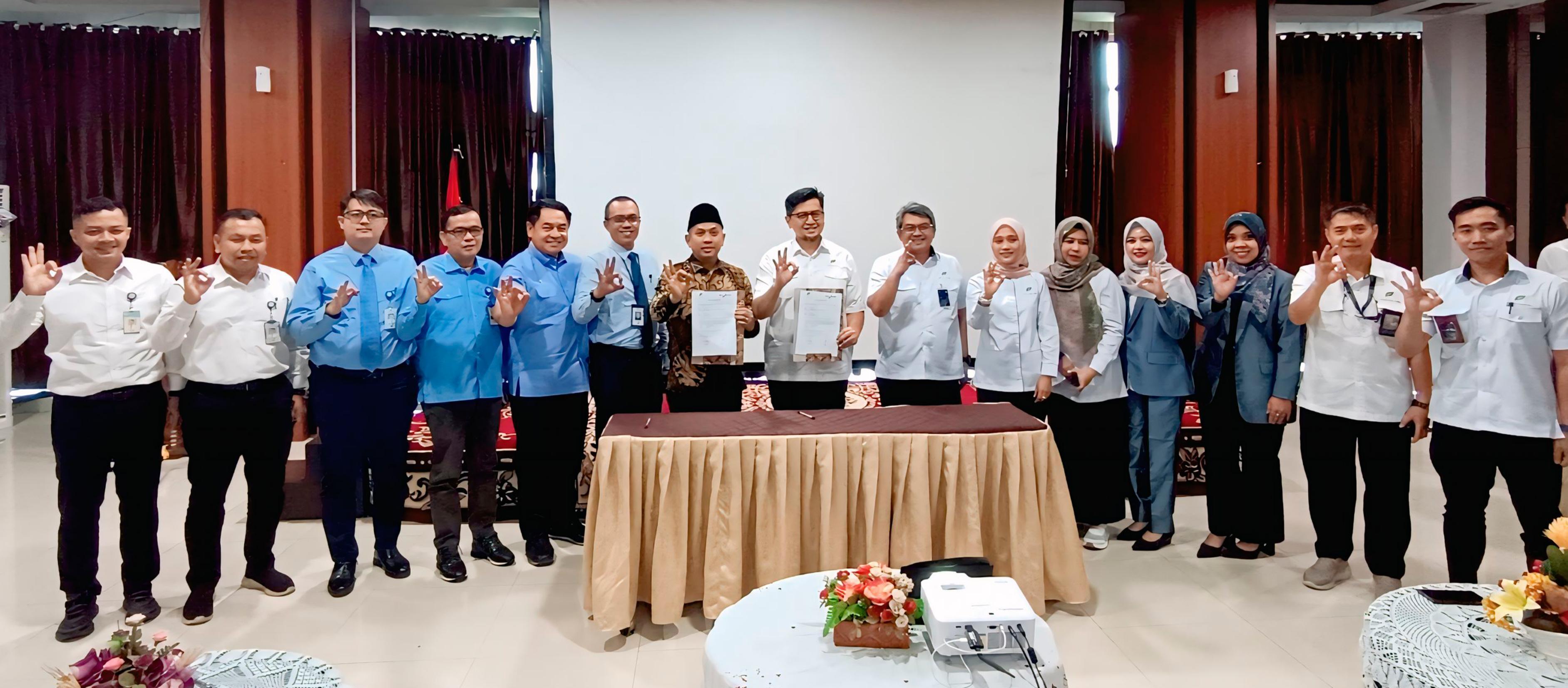 Bank Nagari Hadirkan Bantuan Ambulans untuk Semen Padang Hospital